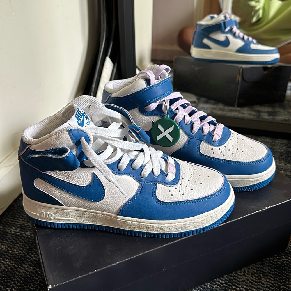 NIKE WOMENS AIR FORCE 1 ‘07 MID